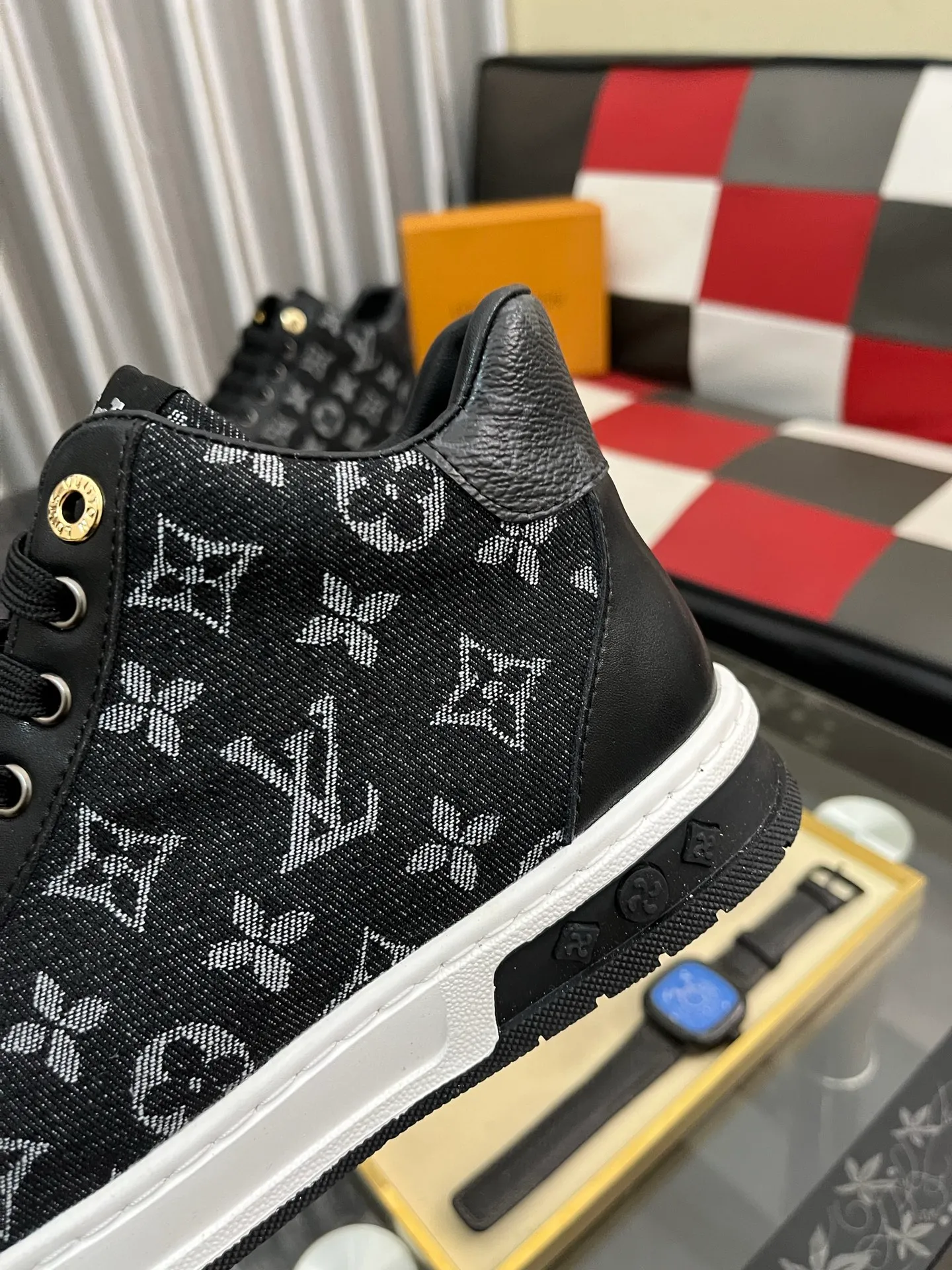 Men's shoes 💰420⌚️⌚️《Louis vuitton/LV Louis Vuitton》original quality.~ Unique modern style sneakers. 🏃A must-have casual shoe for trendy men😍😍 Original brand imported from Italy, imported original leather, cowhide lining (refuses to discolor and grind feet) sole: original sole provided by the original factory, French lazy style design ⚠️Fit to the feet, original quality, super comfortable original sole. Code number: 38-442️⃣Colors available